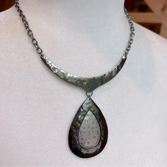 Jewelry - Hammered silver tone teardrop pendant chain necklace